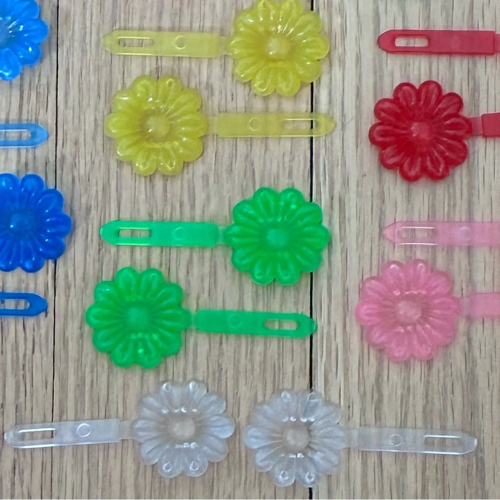 Plastic retro hair barrettes. Set of 20 Snap Close Daisy hair clips. Translucent